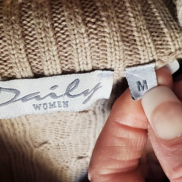A gently used, Daily Women, pull over sweater, with a zippered neckline, Size M - Picture 5 of 8